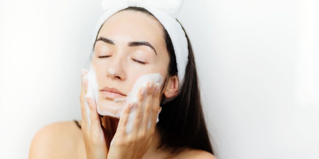 Cómo Organizar tu Rutina de Skincare en Solo 10 Minutos y Mantener una Piel Radiante