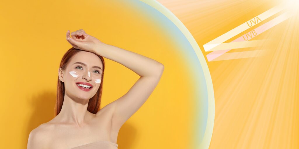 Chica adolescente con piel luminosa y radiante aplicando su rutina facial, ejemplo de cómo tener una piel luminosa si eres adolescente de forma fácil y natural.