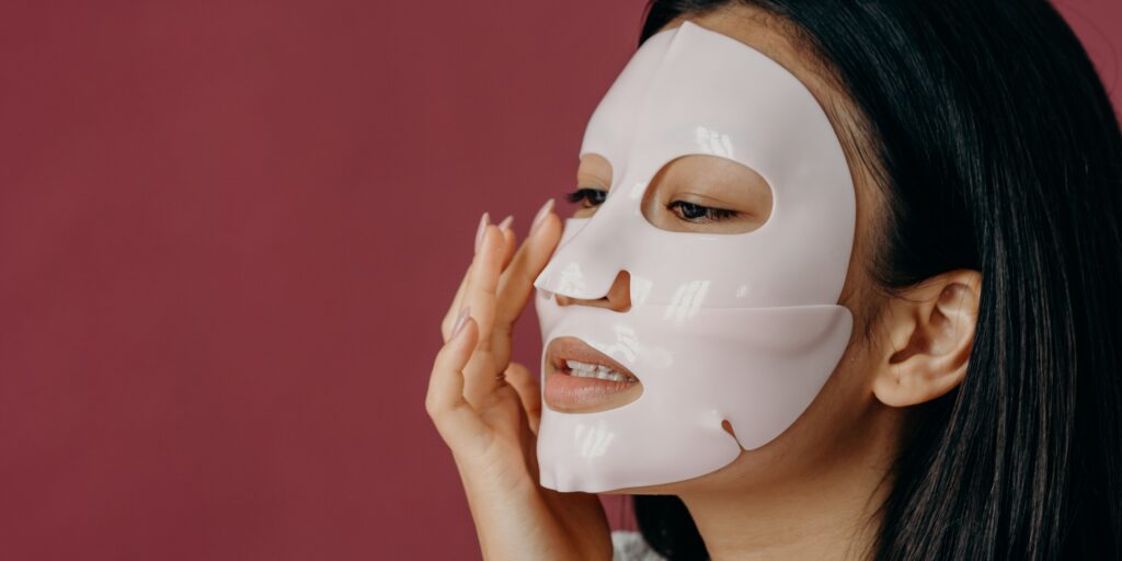 Chica adolescente con piel luminosa y radiante aplicando su rutina facial, ejemplo de cómo tener una piel luminosa si eres adolescente de forma fácil y natural.