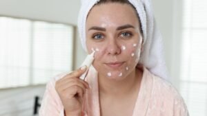 Lee más sobre el artículo Cómo Quitar un Grano de la Cara de Manera Rápida y Efectiva: Tips para Eliminar el Acné en 24 Horas
