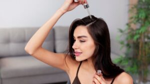 Lee más sobre el artículo Rutina inteligente para rescatar y potenciar tu cabello: 4 trucos capilares que sí funcionan (sin gastar una fortuna)